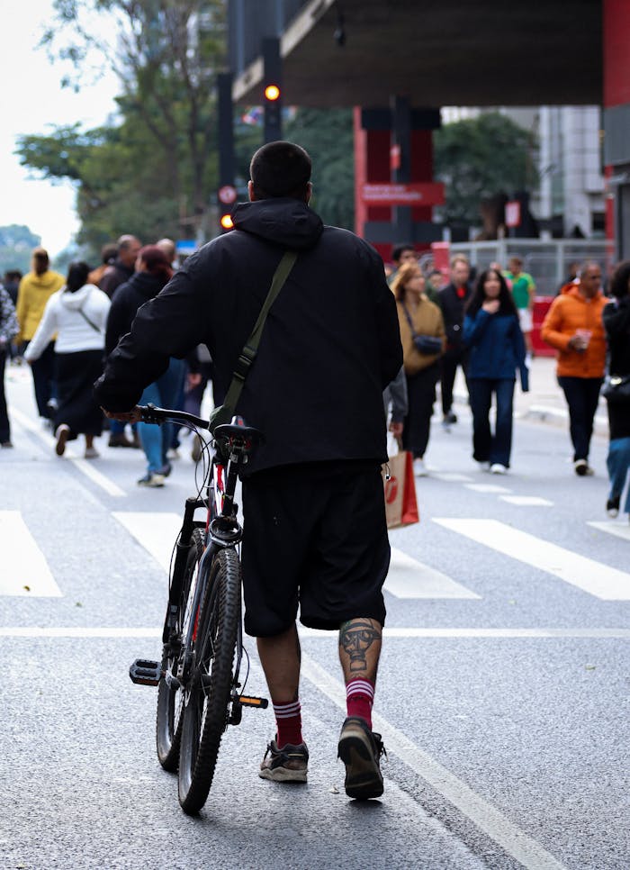 rowerzysta prowadzący rower na ulicy rowerzysta prowadzący rower na ulicy