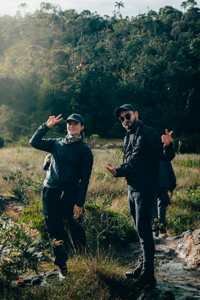 Services-01 dwie osoby pozujące do zdjęcia na spacerze